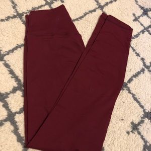 Tilyoucollapse workout maroon XS leggings